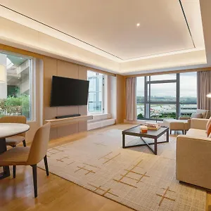Hyatt Regency Airport מלון